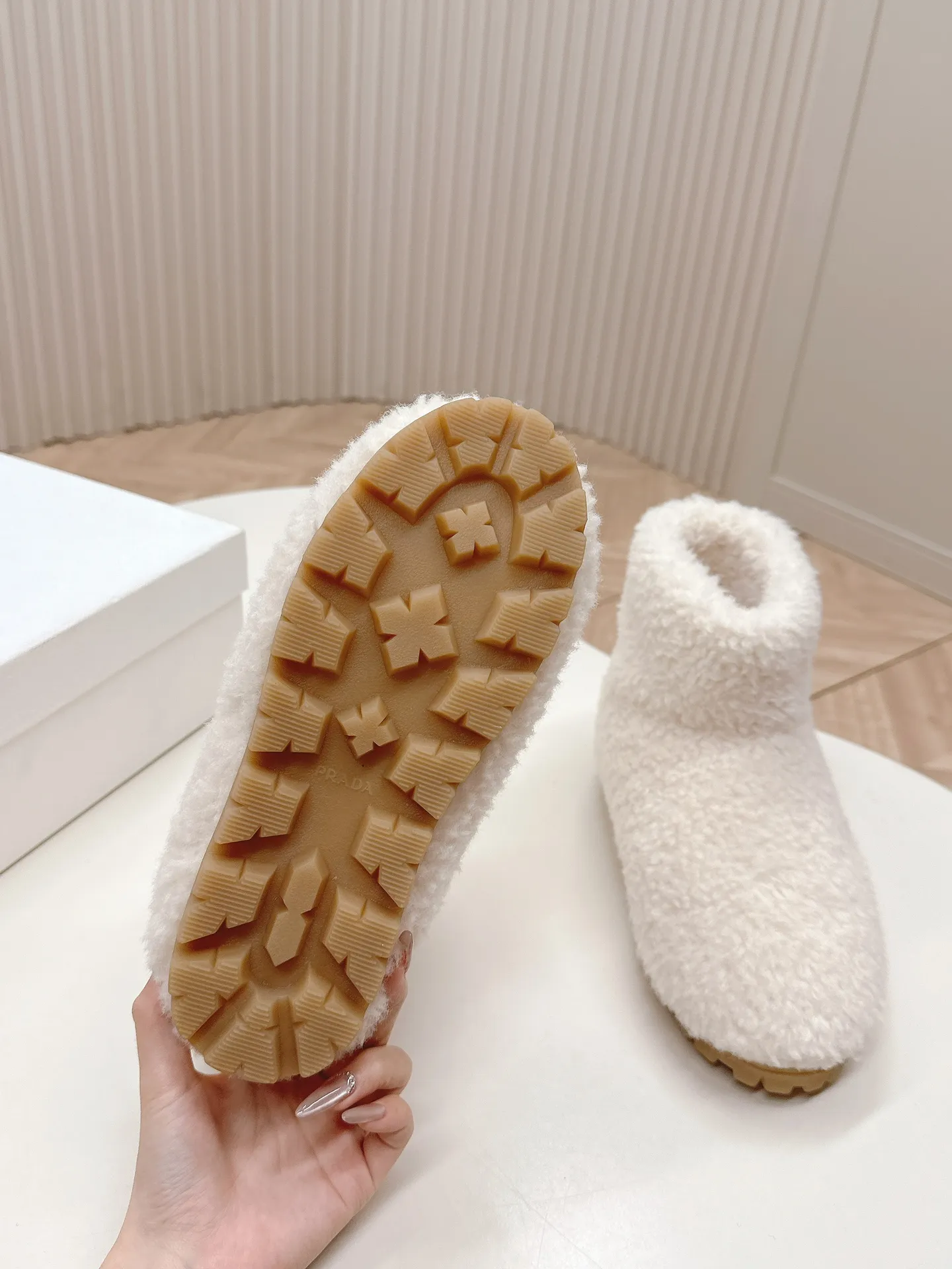 👟👟Ex-factory price 560👟👟 Prada prada24 autumn and winter furry short boots snow boots． The classic triangle buckle is comfortable, cute, cute, fashionable, elegant and versatile. The wool is comfortable and soft, awakening the warmth of autumn and winter. Let you walk comfortably from morning to night. You can easily manage the changing seasons. Wool, original outsole! 35-40 yards